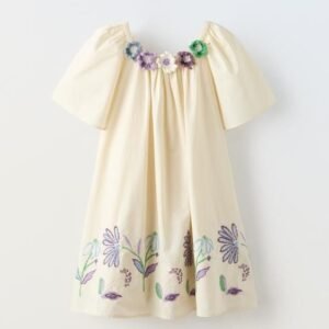 Cremekleid mit Blumenstickerei am Ausschnitt﻿