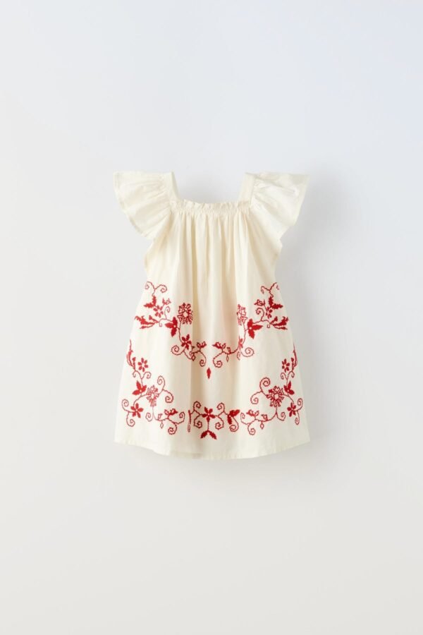 Sommerkleid mit roter Stickerei﻿