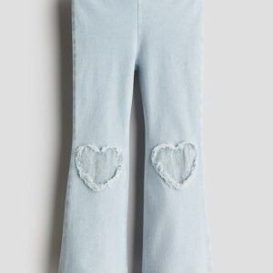 Hellblaue Jeans mit Herz-Patches﻿
